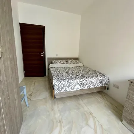One-bedroom Duplex Penthouse In Sliema - Gazde/Camere de închiriat Gzira